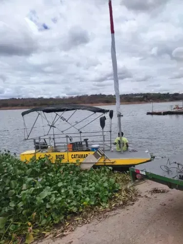 Barco tipo catamarã com motor e acessorios