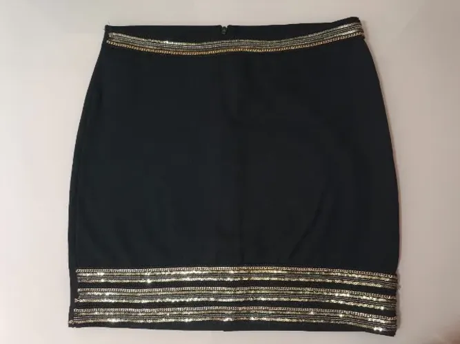 Saia preta com detalhes dourados
