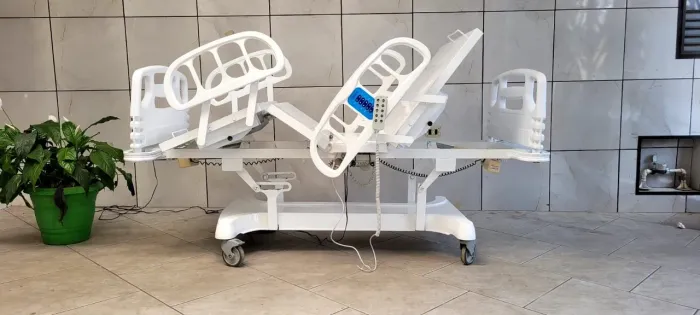 Cama hospitalar elétrica (posição de poltrona)