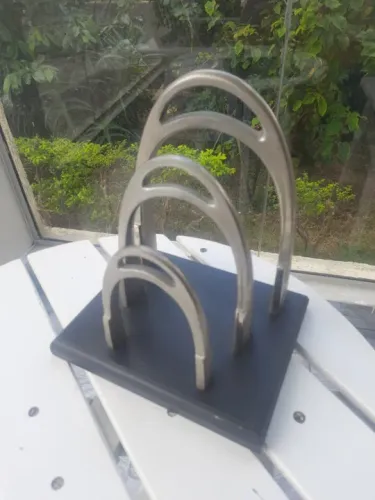 Revisteiro antigo em madeira maciça e metal polido 28cm altura peça designer