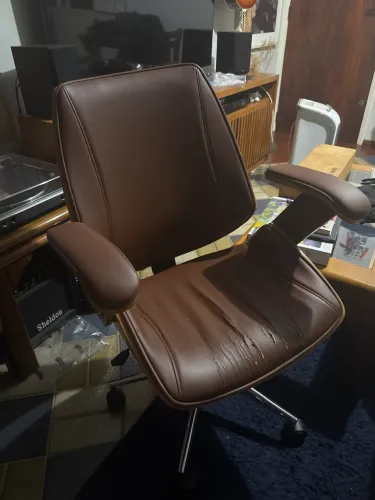 Cadeira office Rivatti couro marrom