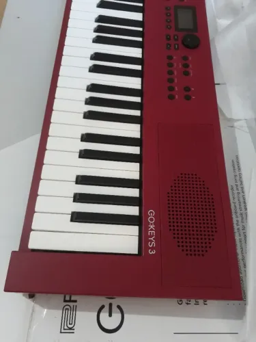 Go:keys 3 Teclado Roland Go:keys 3 Vermelho na caixa
