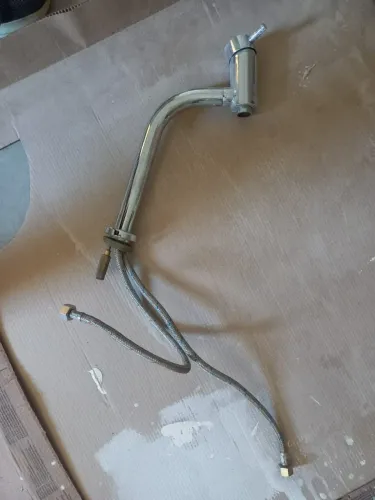 Torneira cromada quente e fria - cozinha