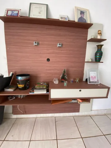 Painel de TV com prateleiras e gaveta
