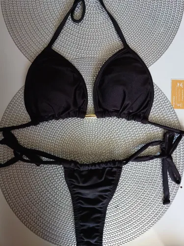 Biquíni com bojo removível 