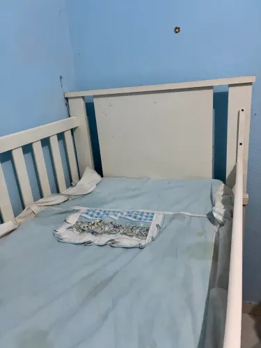 berço Branco com rodinhas e acompanha colchão 