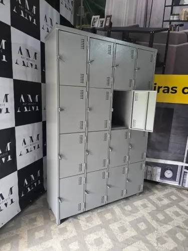 Guarda volume com 16 portas 