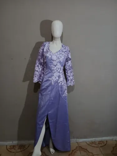 Vestido para Festa roxo claro com aplique de flores