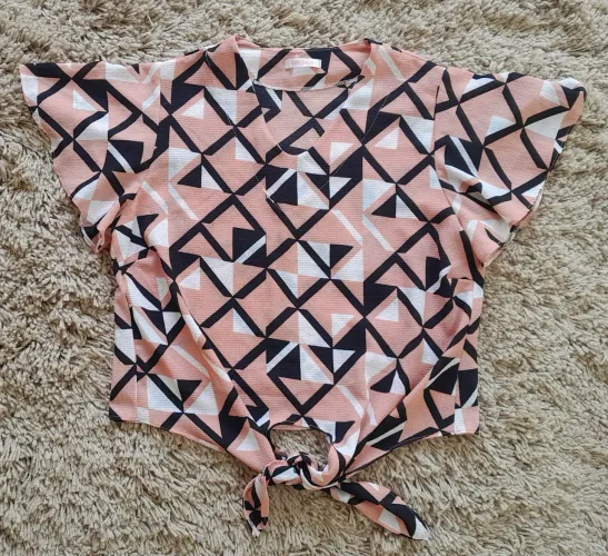 Blusa feminina rosa com estampa geométrica