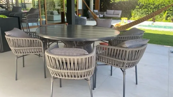 CONJUNTO MESA TURIM COM TAMPO DE ALUMÍNIO RIPADO