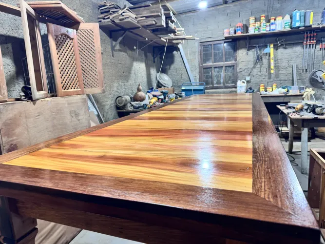 Mesa de madeira maciça de demolição