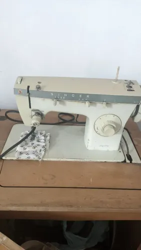 Máquina de costura Singer Zig zag com gabinete