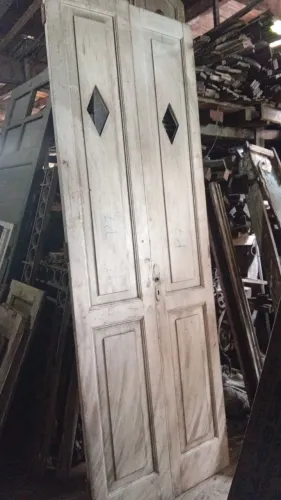 Porta social em peroba de campo com detalhe em losango