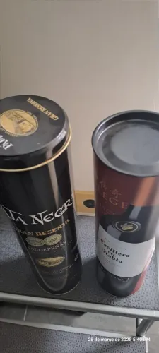 Latas de metal vazias