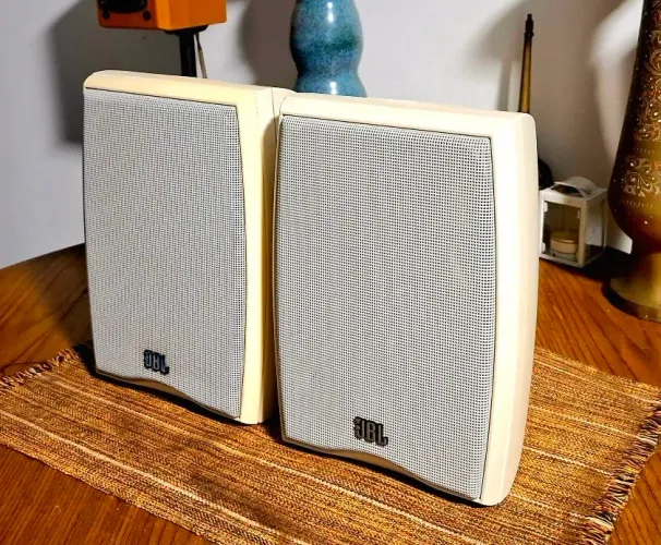 CAIXAS JBL N24aw 100w 8ohms<br>Type: 2 way, 2 driver loudspeaker system in/outdoor.