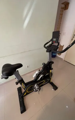 Bicicleta spinning preta WCTfitness com roda de inércia de 13kg
