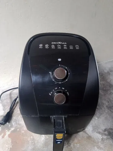 Air Fryer Britânia 5,5L preta _220v pouco tempo de uso em perfeito estado