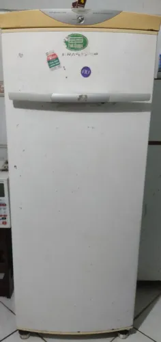 Estou vendendo uma geladeira com sistema frost.