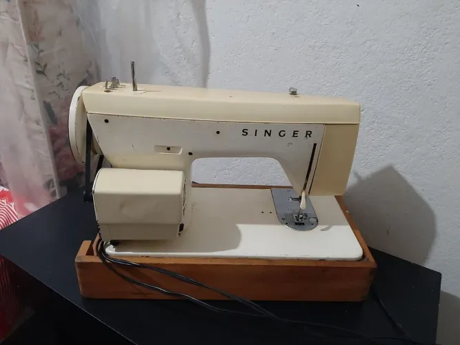 Máquina de Costura Singer Zig-Zag Portátil com Pedal - Funcionando<br><br>