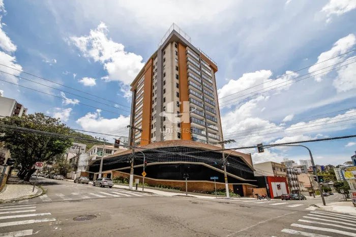 Apartamento no Santa Helena com uma ampla área externa e 3 vagas de garagem