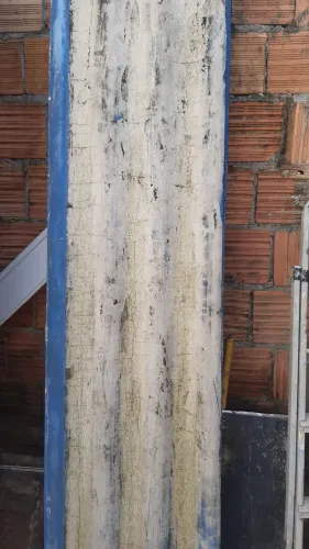 Telhas Odinas com pequenas avarias durante a substituição por galvanizadas