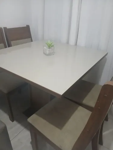 Vendo mesa com 4 cadeiras