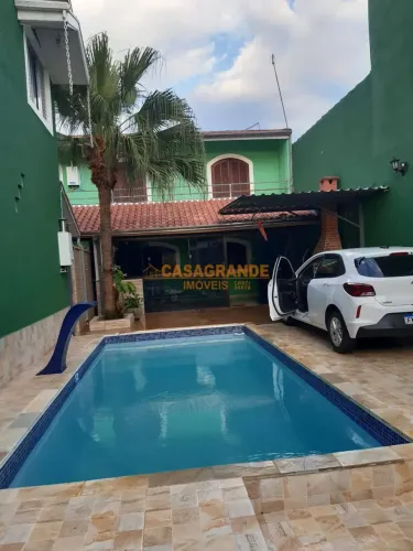 Casa a venda com 3 quartos + Edícula + Piscina na Vila Tesouro