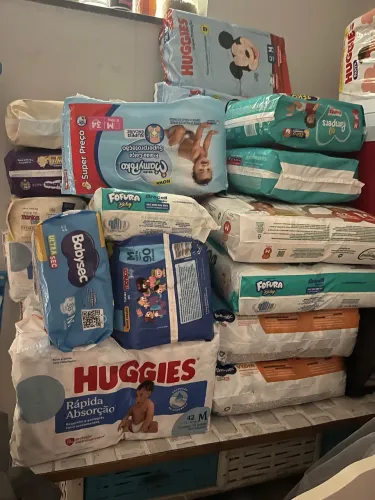Vendo fraldas tamanho M no precinho e marcas variadas.