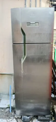 Vendo uma geladeira Eletrolux 390 litros fros Free 