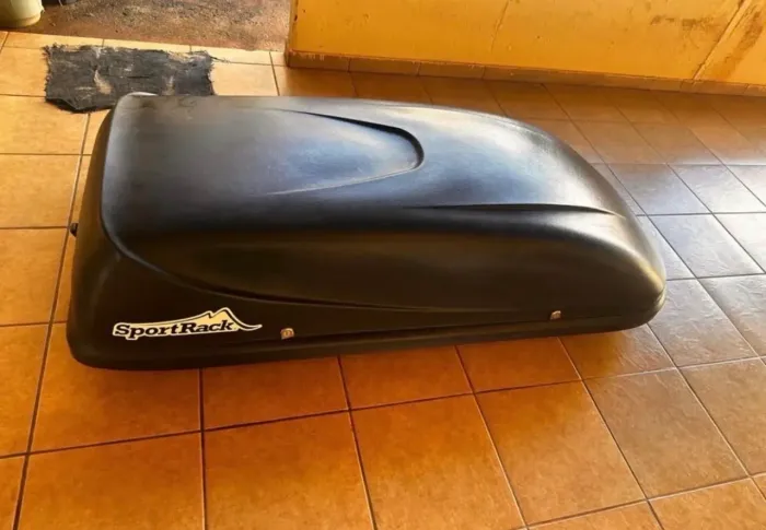 Bagageiro maleiro de teto com chave SportRack 450 litros preto
