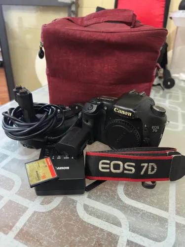Cânon EOS 7D + GRIP + CARTÃO CF 16GB - COMPLETO