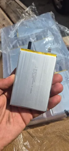 Bateria de polímero de lítio de 3,7V com capacidade de 2600mAh.