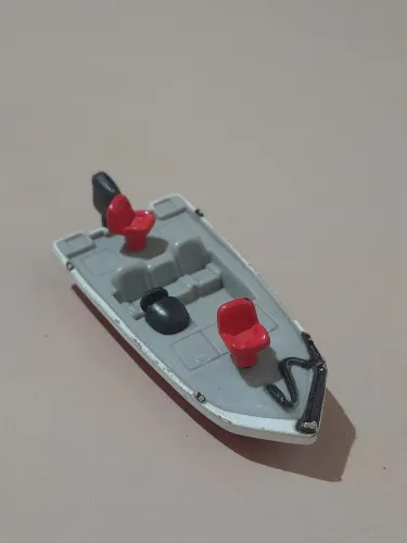 Miniatura de barco maisto
