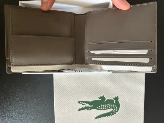 Carteira Lacoste em couro cinza