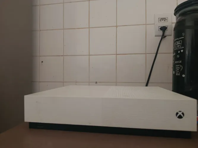 Vende se Xbox one s (HD CORROMPIDO)