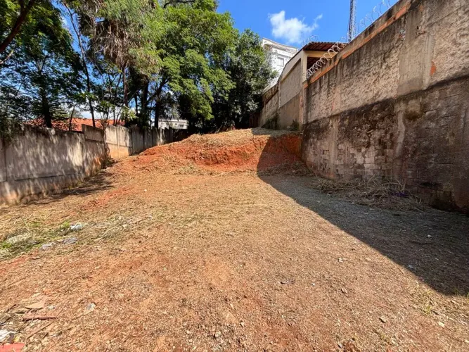 Lote de 360 m² à Venda no Bairro Santa Mônica Próximo à Av. Érico Veríssimo