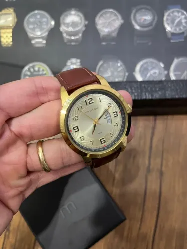 Relógio Mondaine minimalista dourado