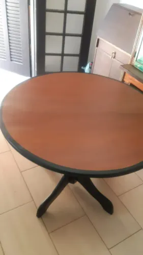 Mesa totalmente de madeira maciça.