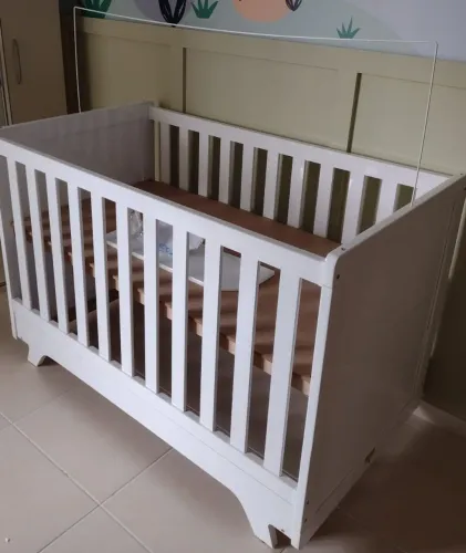 Berço 3 em 1 com colchão incluso, com medidas 1,35x76, vira uma mini cama, cor branca.
