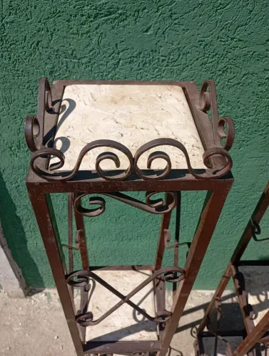 Par de Torre de decoração , 1.50 x 0,25 . Com 3 prateleiras em pedra e ferro trabalhado.