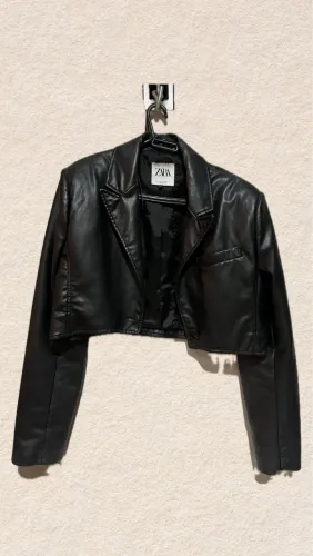 Blazer Cropped Zara em Couro Sintético - Preto