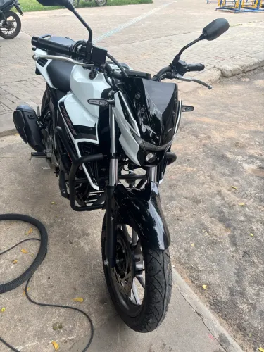 Moto fz25