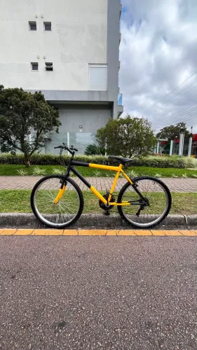 BIKE PRETA E AMARELA ARO 26 COM MARCHA