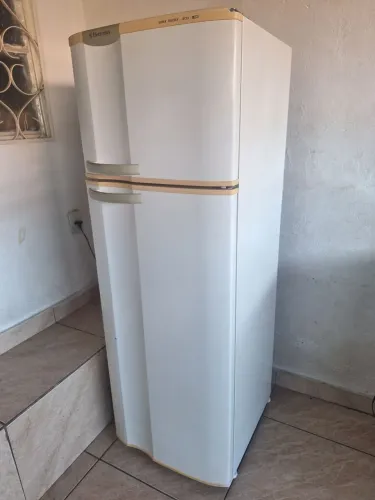Vendo barato geladeira funcionando perfeitamente. Retirada cidade ocidental 