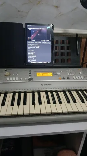 Teclado Yamaha PSR-E303 + Pedal + Capa