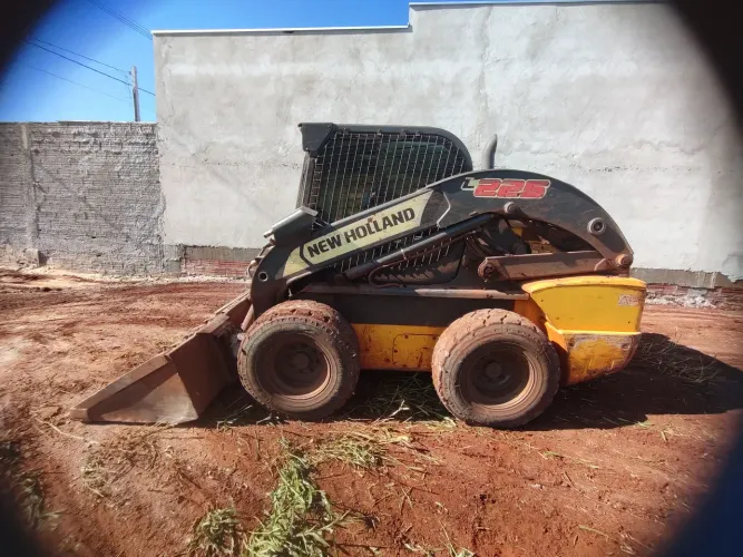 Mini carregadeira L225 New Holland 