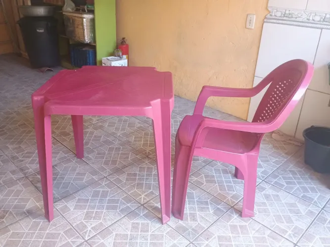 Vendo mesa com cadeira de plástico resistente 