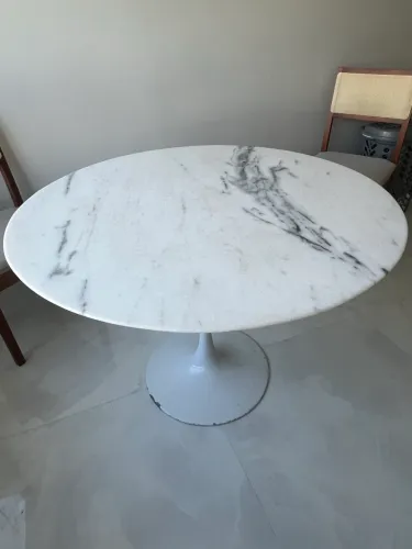Mesa redonda Sarineen de 1,08 em mármore extra branco