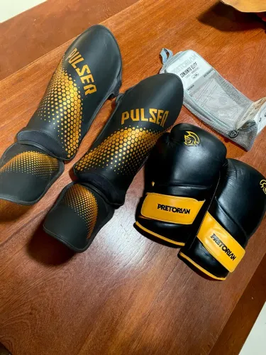 KIT LUVA DE BOX E CANELEIRA MUAY THA / KICKBOXING