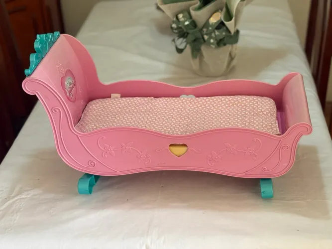 Berço de brinquedo rosa